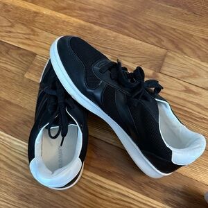 Old Navy Women's Black and White Sneakers
